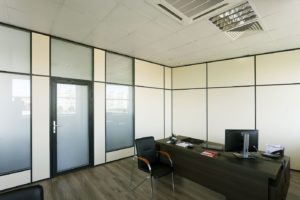 Алюминиевая перегородка с дверью GFTD522